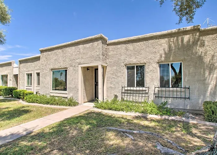 Walk To Trolley & Lake: Sunny Scottsdale Townhome