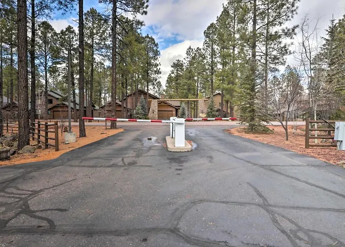 Furnished Balcony W/ Fire Pit: Pinetop Mtn Escape!