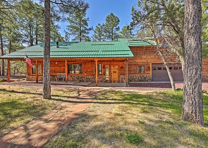2 Decks & Game Room: Expansive Family Cabin