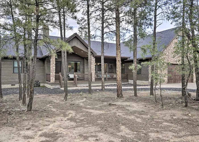 Stylish Home W/ Expansive Deck In Show Low!