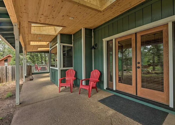 Deck + Yard: Family-Friendly Pinetop Retreat