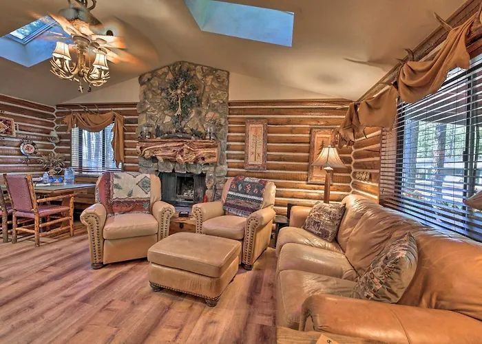 Family & Dog Friendly: Rustic Lakeside Cabin