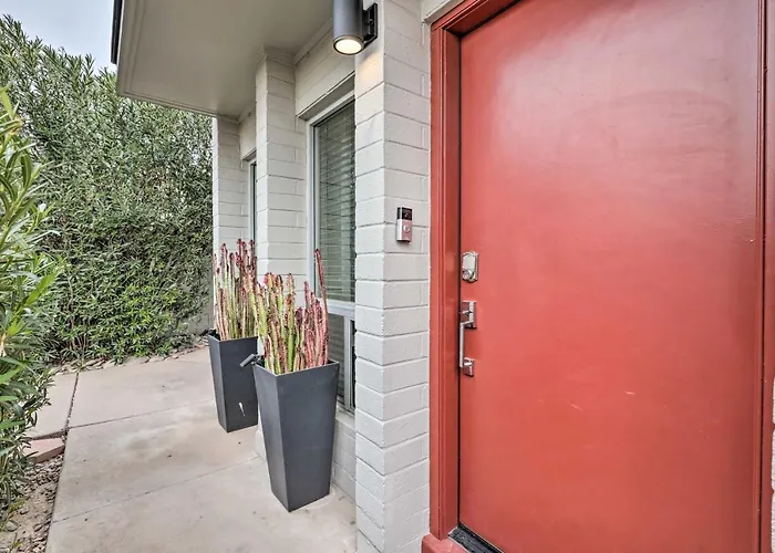 Walk To Fashion Square! Snowbird Condo W/ Pool