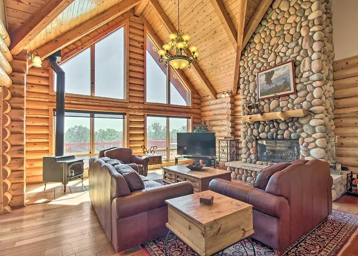 Hot Tub, Game Room & Theater: Luxe Show Low Home