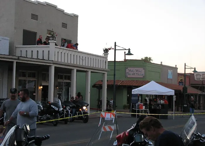 Cottonwood Hotel