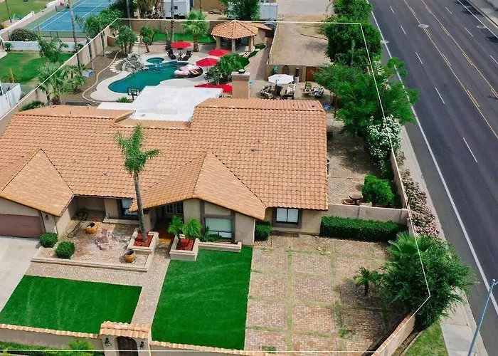Best Location In Scottsdale, 8 Bedroom House, Heated Pool, Spa, Game Room, Bbq, Putting Green