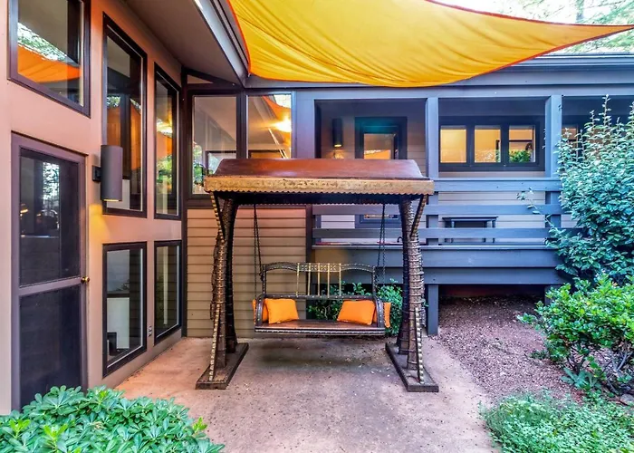 Outdoor Entertaining Space: Sedona Mtn-View Home