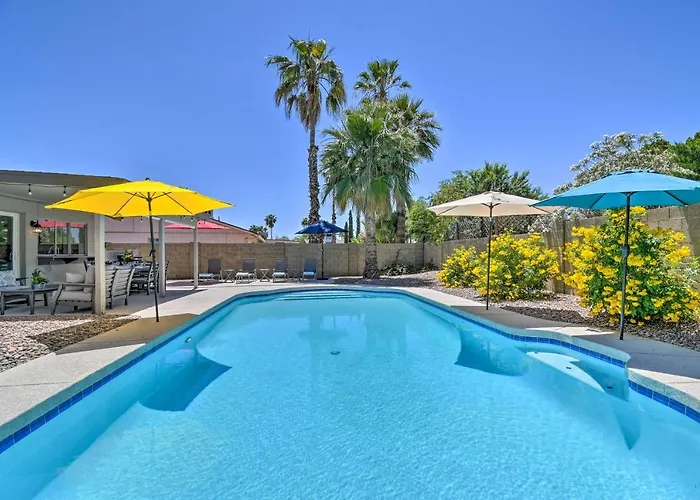 Pool & Putting Green: Scottsdale Family Escape