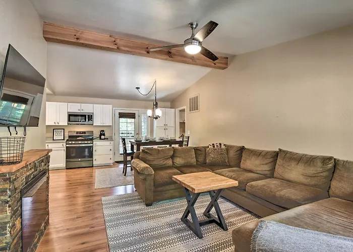 Cozy Forest Retreat! Pet-Friendly Pinetop Cabin