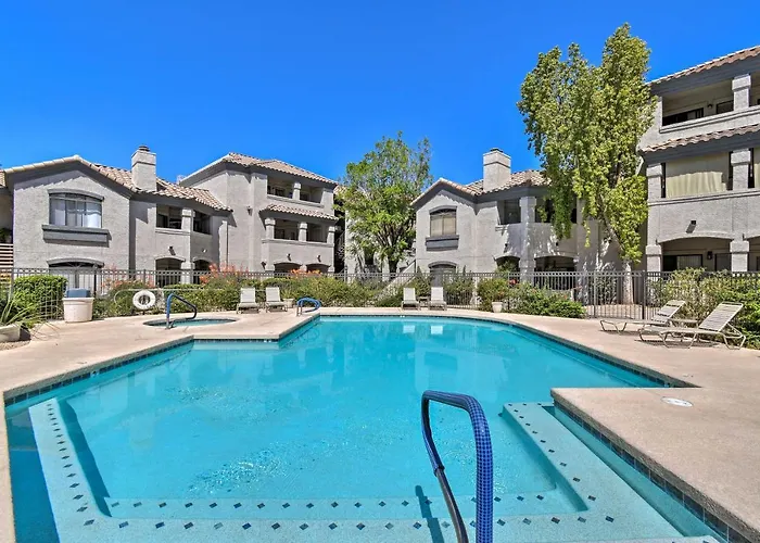 Balcony + Pools! Snowbird Retreat In Scottsdale