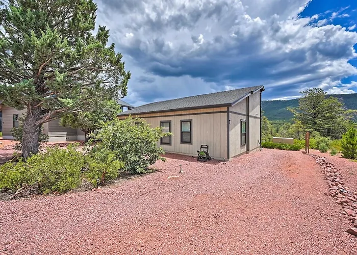Hot Tub & Views: 'Mountain High Pines Retreat'