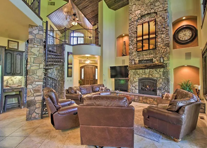 Centrally Located: Lavish Pinetop Paradise!