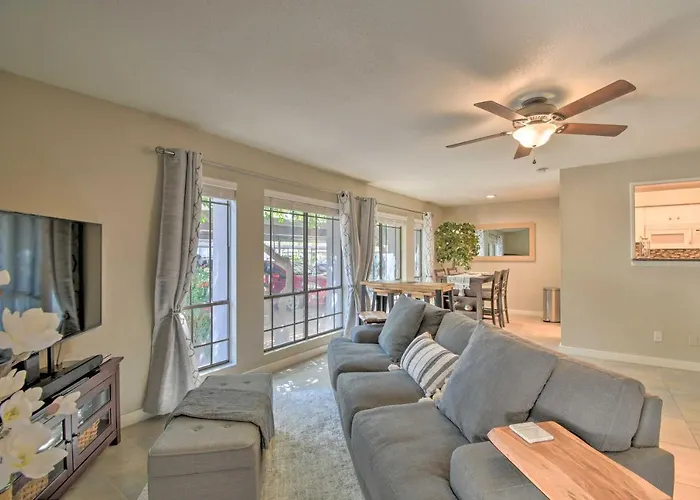 Sleek Phoenix Condo: Walk To Biltmore Fashion Park