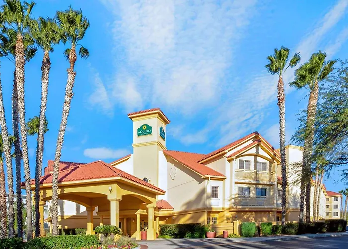 La Quinta Inn & Suites by Wyndham Tucson Airport