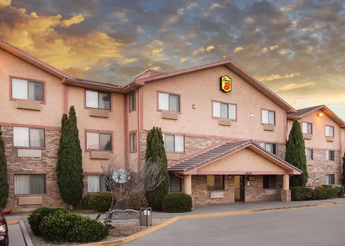 Super 8 By Wyndham Kingman