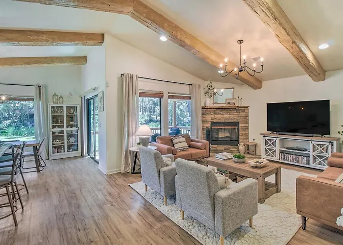 Cabin Getaway W/ Game Room Near Rainbow Lake!