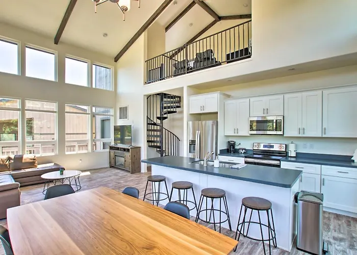 Mountain View Modern Cabin: Luxury Pine Home!