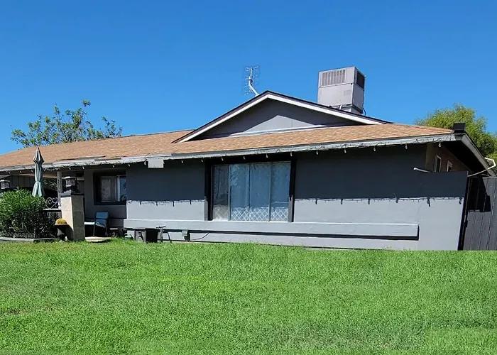 Orangewood & 51Ave Homestay - Not A Hotel