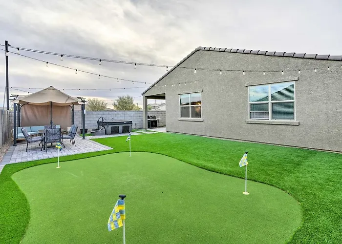 Hot Tub, Putting Green! New-Build Glendale Home