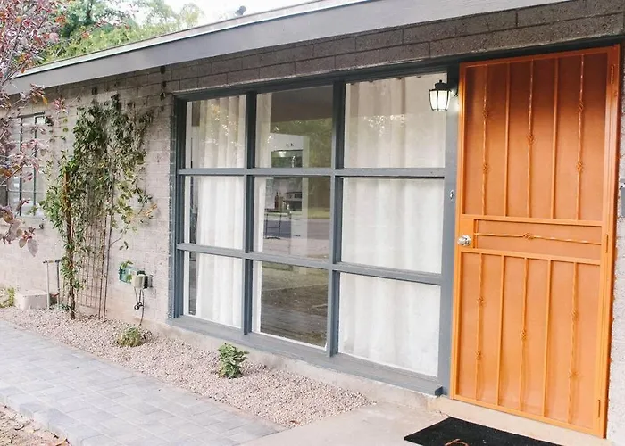 Remodeled Modern Ground Level Apt Blocks to Dwntn - B