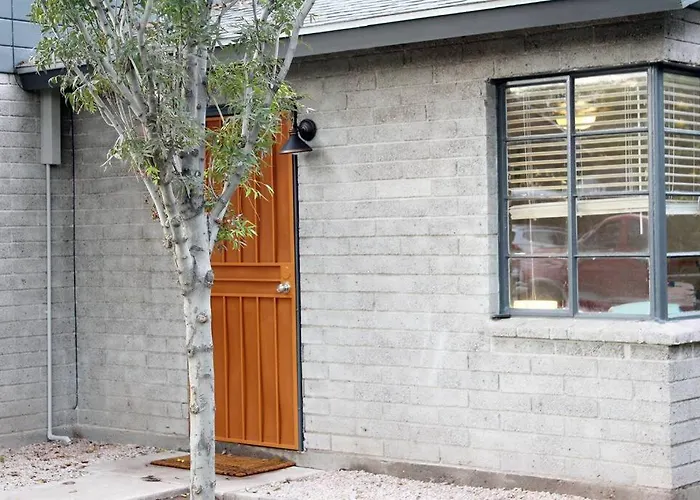 Adorable Ground Level Boho Studio Blocks From Dwntn-C