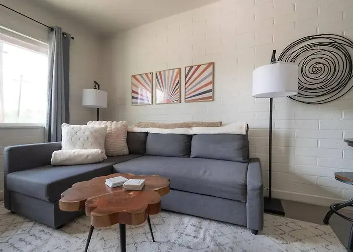 Cozy Flat Next To U Of A + Yard, Parking & Bbq!