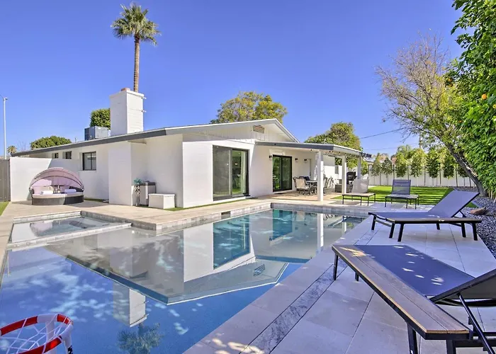 Families Welcome! Scottsdale Gem W/ Pool & Jacuzzi