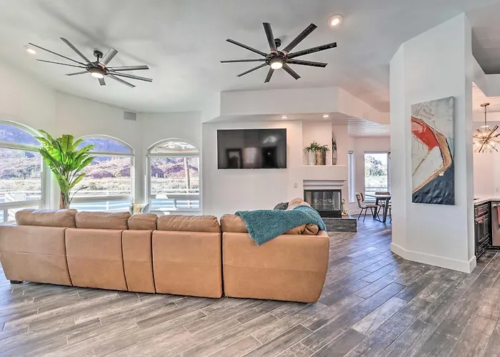 Spacious Parker House On The Colorado River!