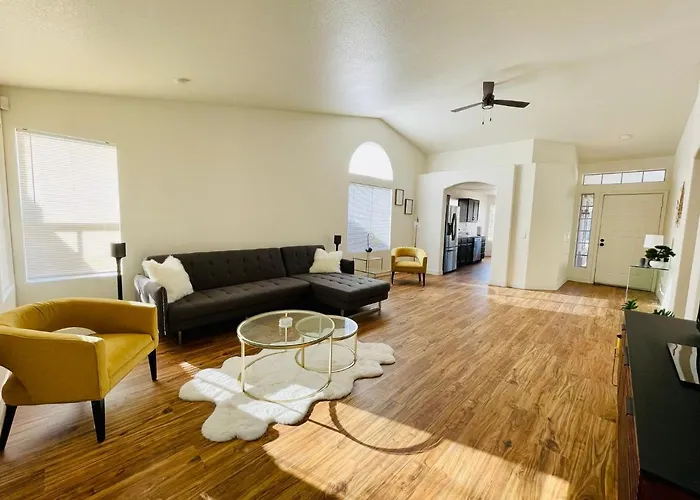 Glendale Gem With Pool & Office In Prime Location