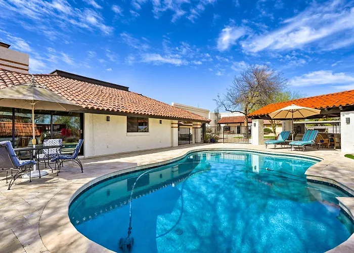 Pool & Putting Green: Group Getaway In Glendale!