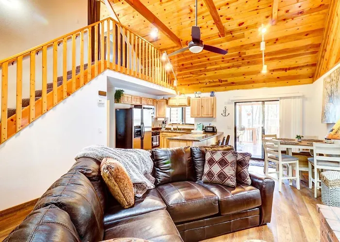 Near Hiking Trails: Wooded Cabin In Lakeside!