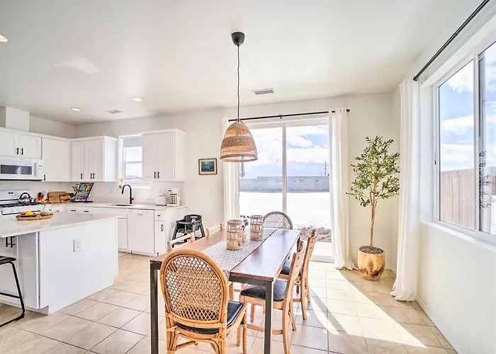 Flagstaff-Area Family Home W/ Hot Tub & Patio