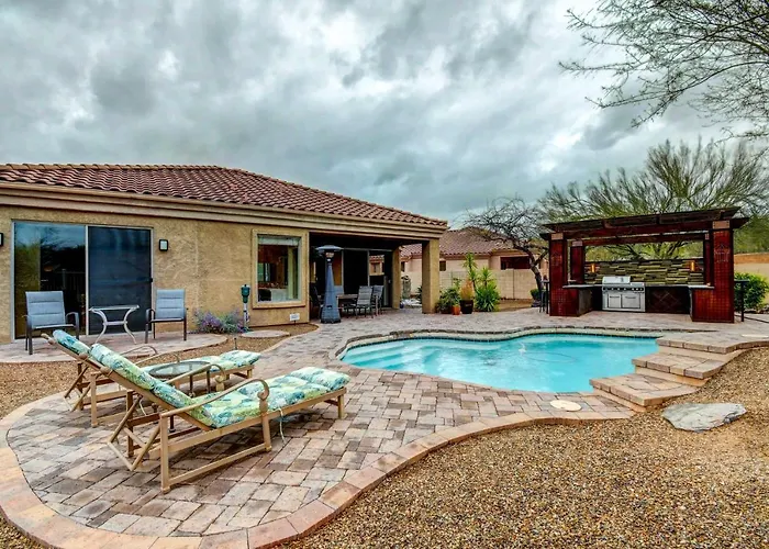 Luxe Couples Retreat w/ Pool&Outdoor Kitchen!