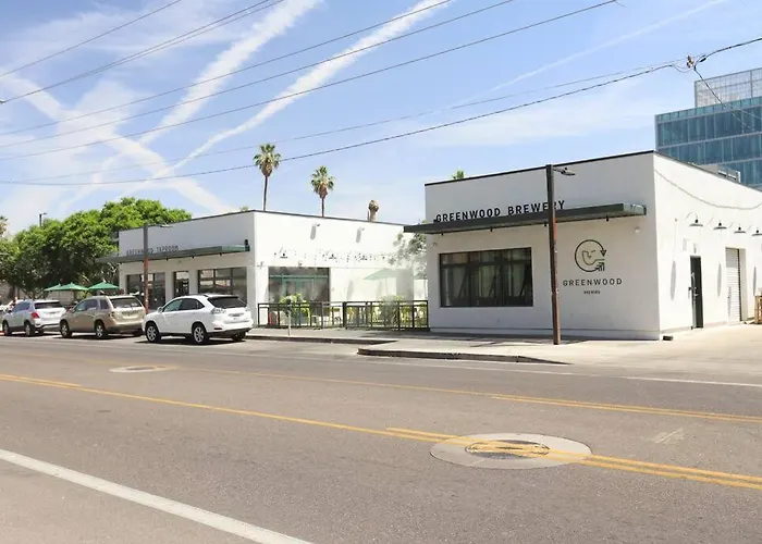 Walkable Dtph Studio W/ Pool And Parking
