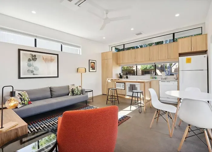 Eco-Friendly 2-Bedroom Apartment - 80 Walkscore!
