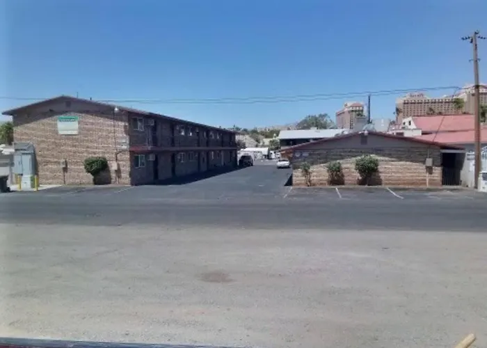 3 Bedroom, 2 Bath 1 Min Walk To The Beach