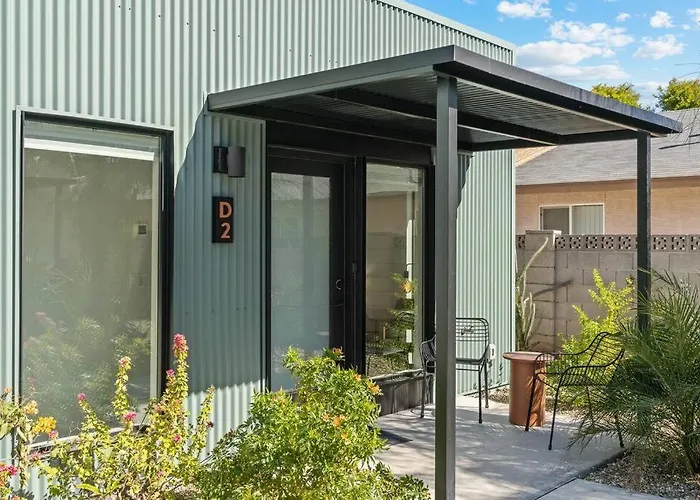 Modern 2-Bedroom Apartment - 80 Walkscore!