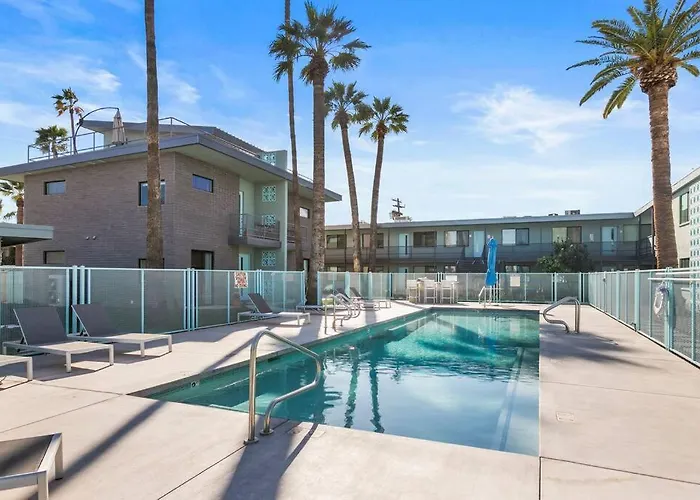 Large Studio Rooftop & Poolside - Walk To Old Town