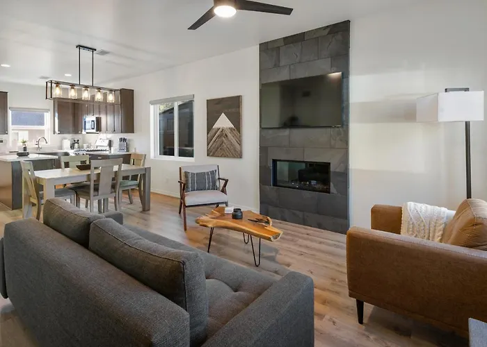 Flg Retreat - Modern Home With Mountain Views