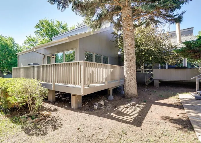 6 Mi To Downtown: Flagstaff Townhome W/ Deck