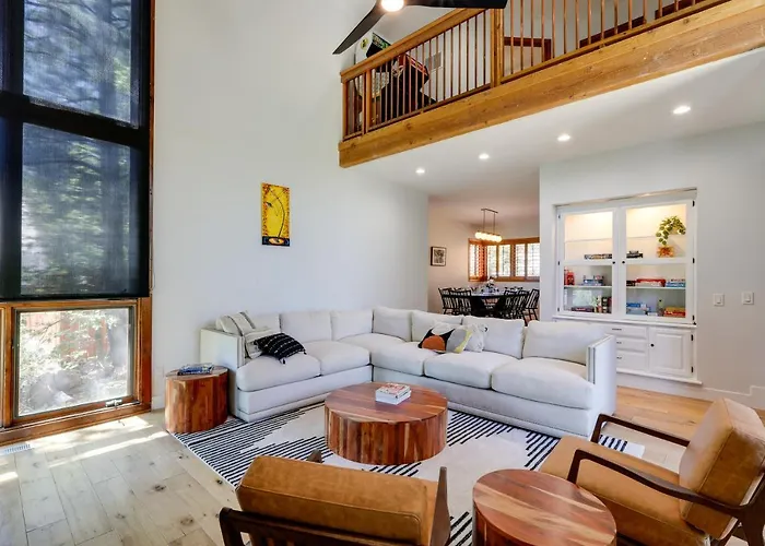 Spacious Flagstaff Home W/ Hot Tub & Fire Pit!