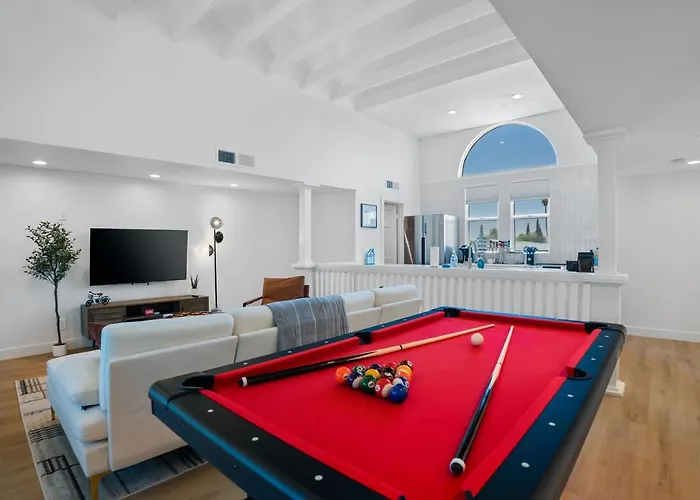 Chic Uptown Home With Pool Table And Perfect Location
