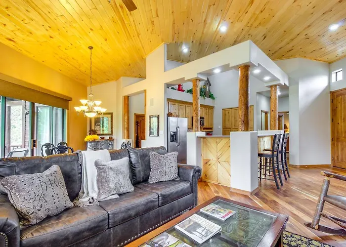 Hike, Golf And Ski Cozy Lodge In Show Low!