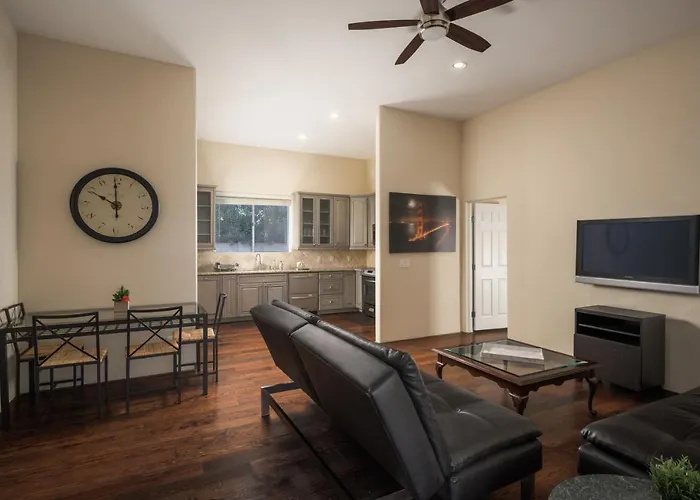 Luxury Guest House 2Ba/2Br, Separate Building, Private Basketball Court, Prime Neighborhood