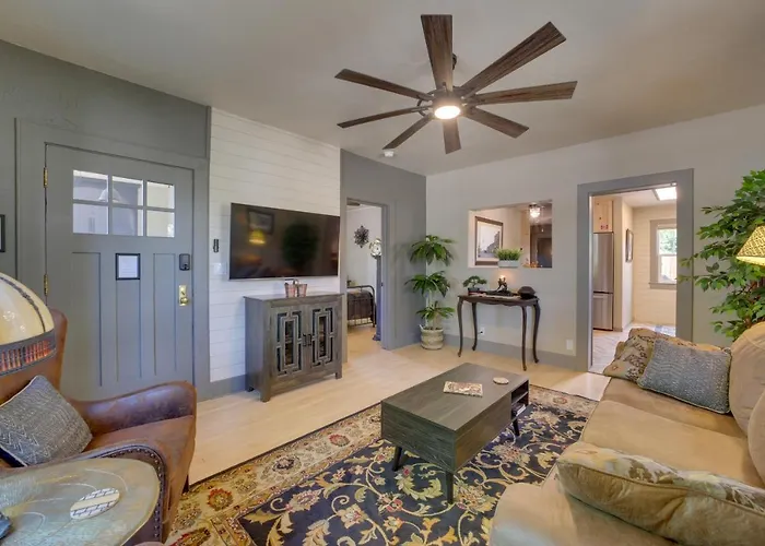< 1 Mi To Dtwn: Home W/ Deck In Clarkdale!