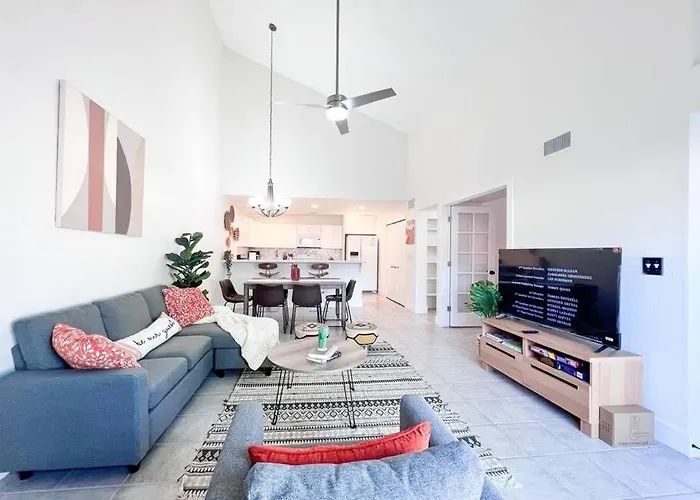 Serene Town Home In Chandler With Pool