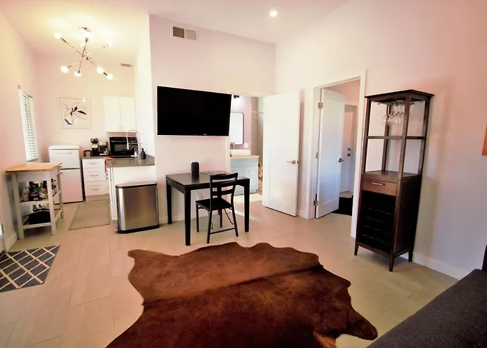 Modern Executive Suite W/ Kitchenette And Laundry