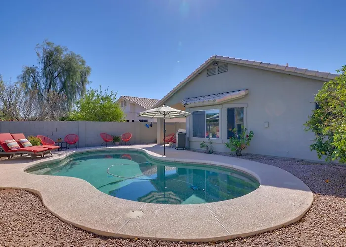 Golf Course View! Dog-Friendly Retreat In Glendale
