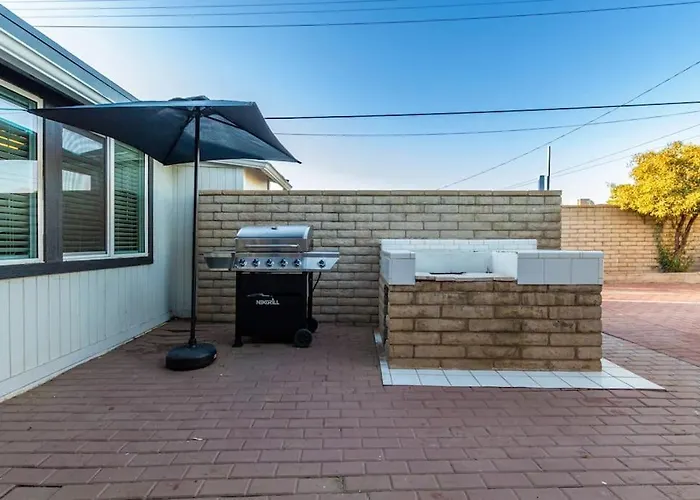 New Midtown Modern Studio With Backyard