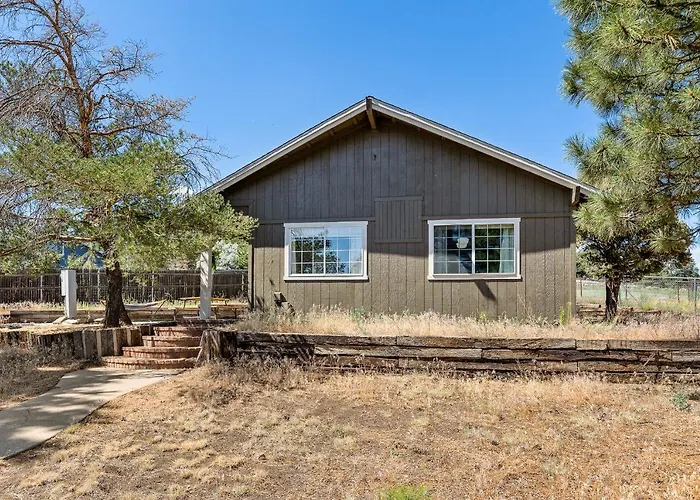 Charming And Tranquil Oasis, Stylish 2 Bedroom 1 Bathroom Getaway!